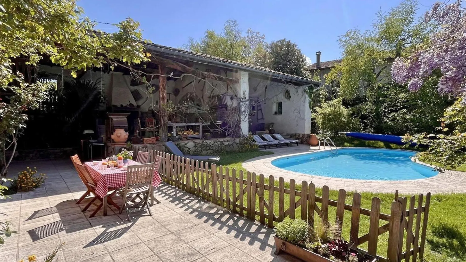 Decouvrez Ce Gite Champetre Avec Spa, Sauna, Piscine Et Jardin Privatif A Essertines-En-Donzy - Fr-1-496-200 法国