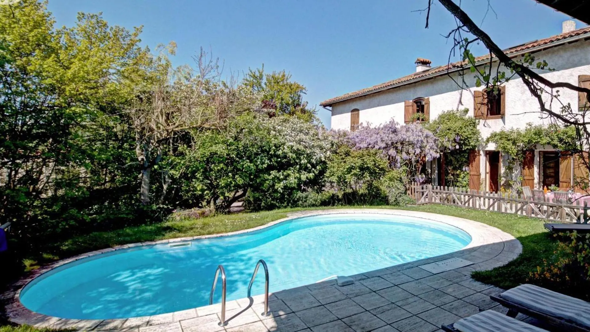 Decouvrez Ce Gite Champetre Avec Spa, Sauna, Piscine Et Jardin Privatif A Essertines-En-Donzy - Fr-1-496-200 度假居